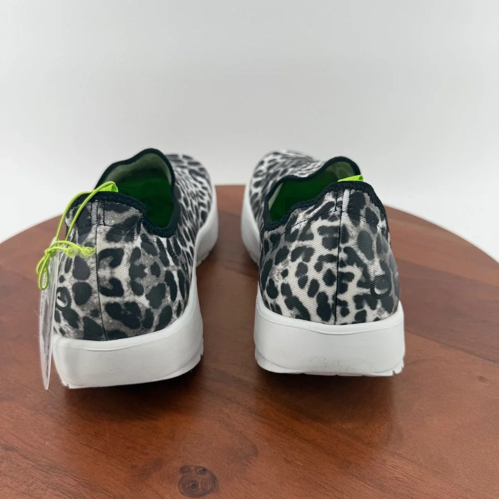 OOFOS OOmg Eezee Shoes White Cheetah Animal Print Slip On Recovery Women 11